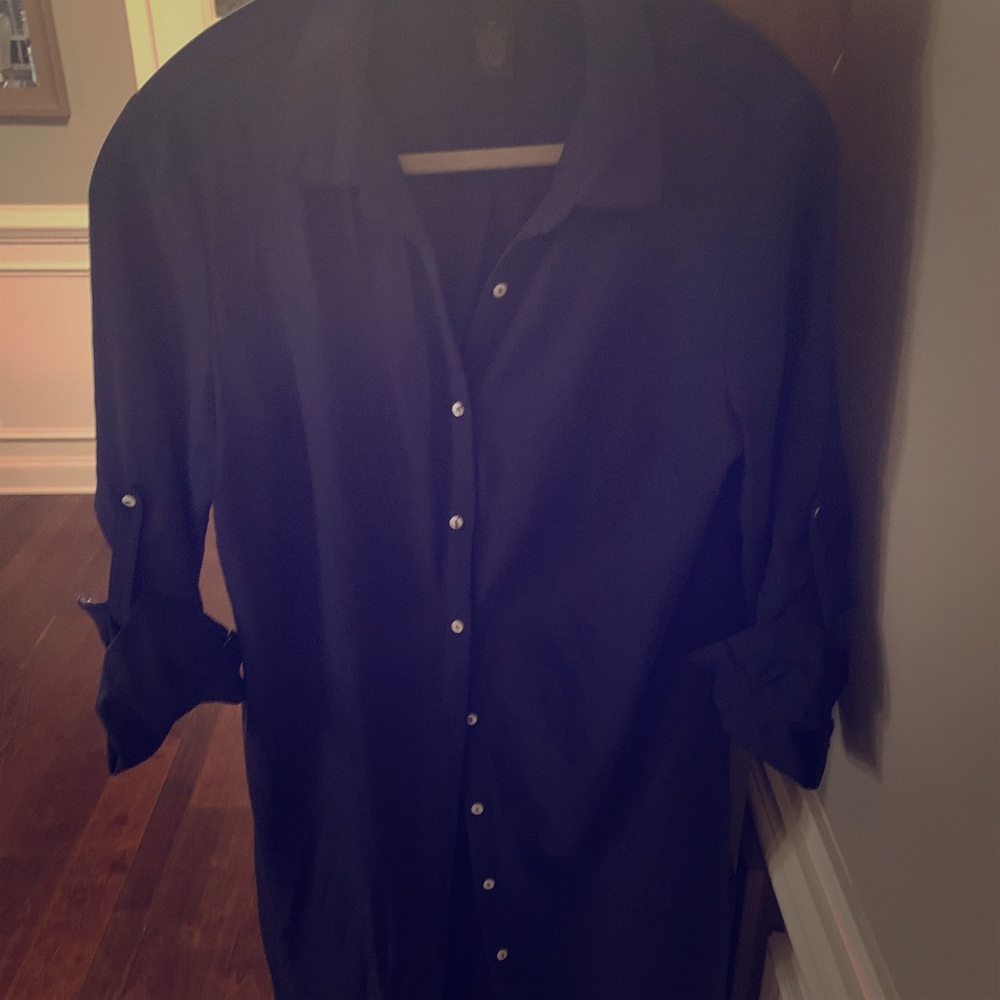 Mid sleeve length collared tunic.